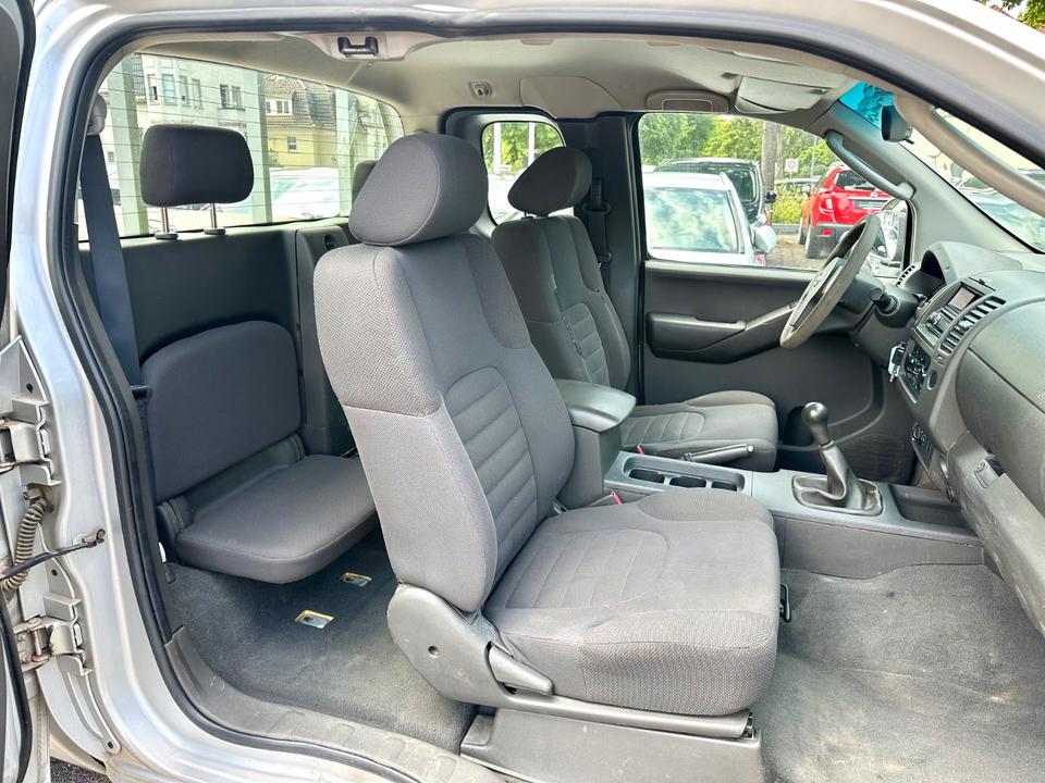 Nissan Navara Pickup 2,5 dCI King Cab XE 4X4 пробіг: 238000 рік: November 2006 Diesel потужність:171 PS коробка: Manuell ціна: 3999 - Фото 8