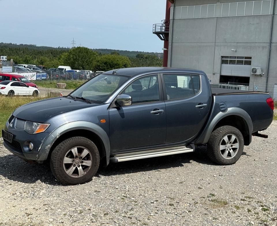 Mitsubishi L200 Pick-Up Double Cab 2.5 D-ID 4WD пробіг: 212000 рік: September 2006 Diesel потужність:136 PS коробка: Manuell ціна: 5800 - Фото 0