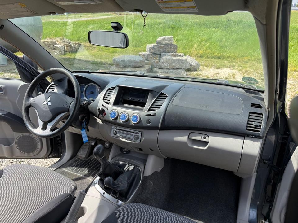 Mitsubishi L200 Pick-Up Double Cab 2.5 D-ID 4WD пробіг: 212000 рік: September 2006 Diesel потужність:136 PS коробка: Manuell ціна: 5800 - Фото 11