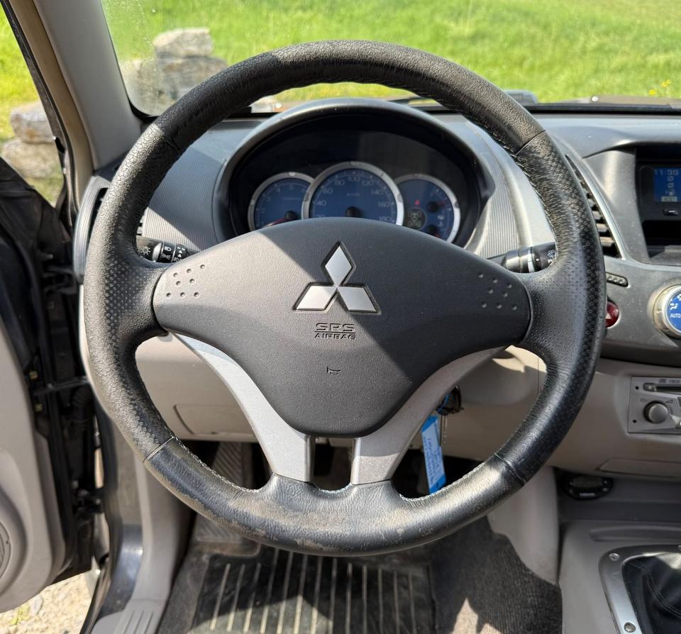 Mitsubishi L200 Pick-Up Double Cab 2.5 D-ID 4WD пробіг: 212000 рік: September 2006 Diesel потужність:136 PS коробка: Manuell ціна: 5800 - Фото 14