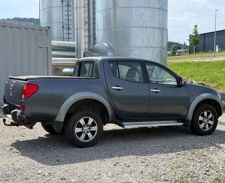 Mitsubishi L200 Pick-Up Double Cab 2.5 D-ID 4WD пробіг: 212000 рік: September 2006 Diesel потужність:136 PS коробка: Manuell ціна: 5800 - Фото 3