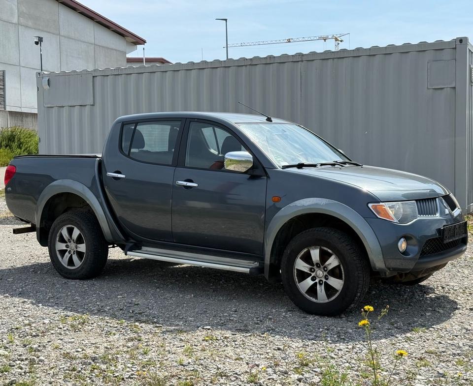 Mitsubishi L200 Pick-Up Double Cab 2.5 D-ID 4WD пробіг: 212000 рік: September 2006 Diesel потужність:136 PS коробка: Manuell ціна: 5800 - Фото 4