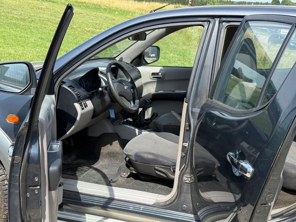 Mitsubishi L200 Pick-Up Double Cab 2.5 D-ID 4WD пробіг: 212000 рік: September 2006 Diesel потужність:136 PS коробка: Manuell ціна: 5800 - Фото 7