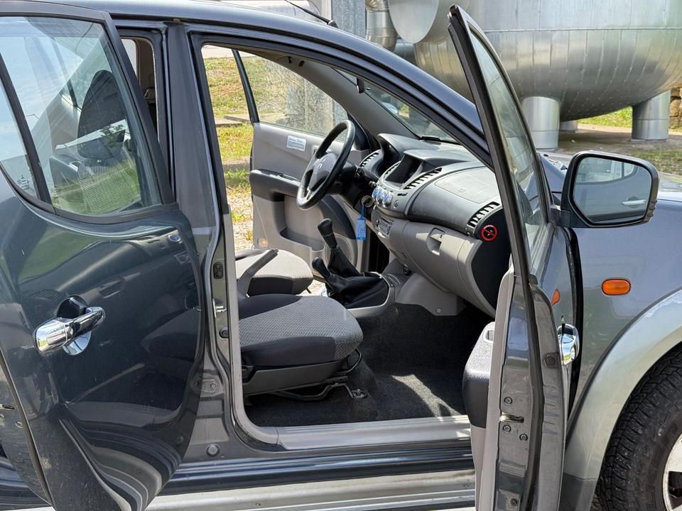 Mitsubishi L200 Pick-Up Double Cab 2.5 D-ID 4WD пробіг: 212000 рік: September 2006 Diesel потужність:136 PS коробка: Manuell ціна: 5800 - Фото 8