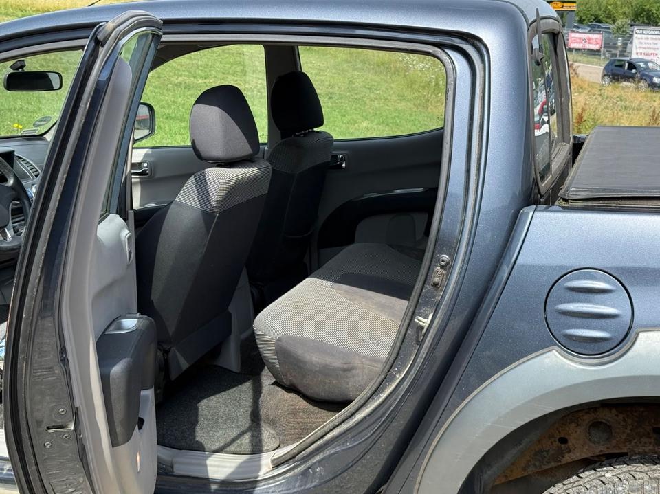 Mitsubishi L200 Pick-Up Double Cab 2.5 D-ID 4WD пробіг: 212000 рік: September 2006 Diesel потужність:136 PS коробка: Manuell ціна: 5800 - Фото 9