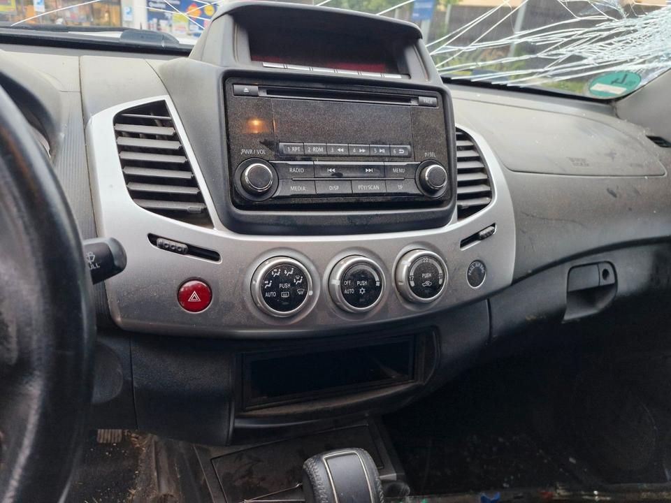 Mitsubishi L200  4WD  Automatik  пробіг: 71000 рік: Juli 2015 Diesel потужність:178 PS коробка: Automatik ціна: 5999 - Фото 1