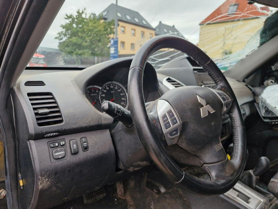 Mitsubishi L200  4WD  Automatik  пробіг: 71000 рік: Juli 2015 Diesel потужність:178 PS коробка: Automatik ціна: 5999 - Фото 2