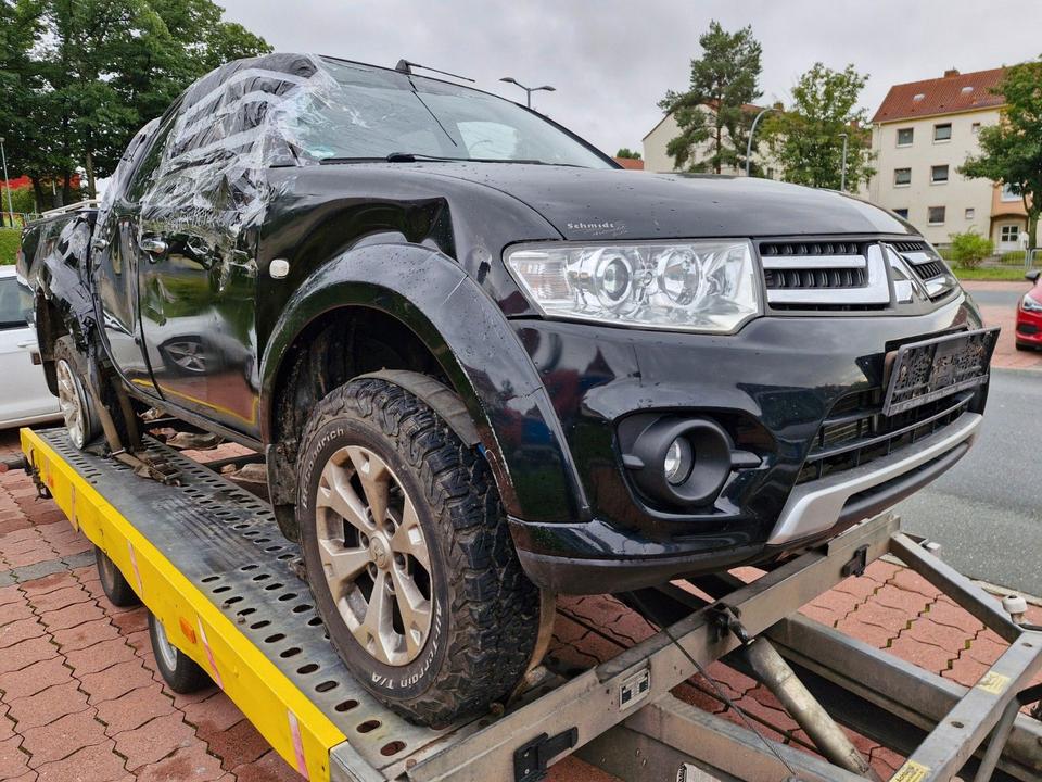 Mitsubishi L200  4WD  Automatik  пробіг: 71000 рік: Juli 2015 Diesel потужність:178 PS коробка: Automatik ціна: 5999 - Фото 6