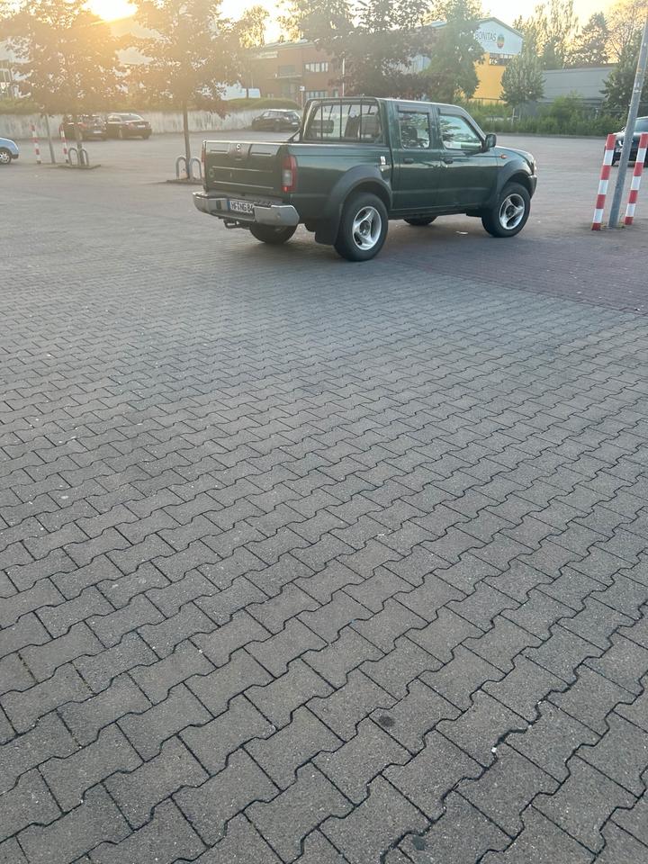 Nissan Navara D22 пробіг: 232000 рік: Juli 2003 Diesel потужність:133 PS коробка: Manuell ціна: 5600 Grün - Фото 1