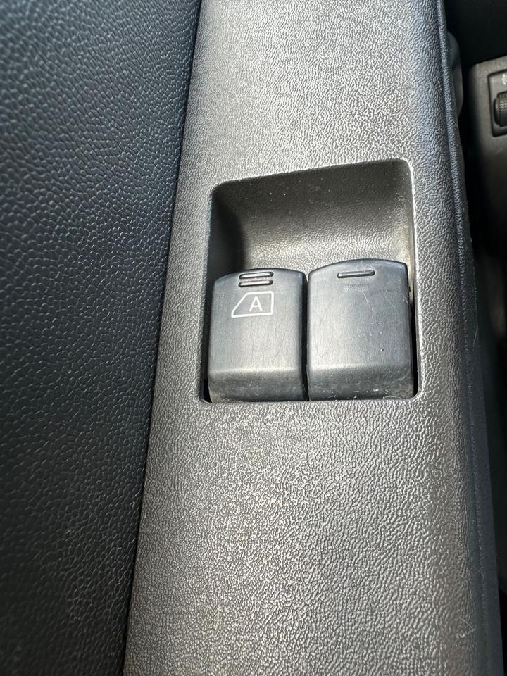 Nissan Navara Pickup 2,5 dCI King Cab XE 4X4*AHK* пробіг: 238000 рік: November 2006 Diesel потужність:171 PS коробка: Manuell ціна: 4550 - Фото 10