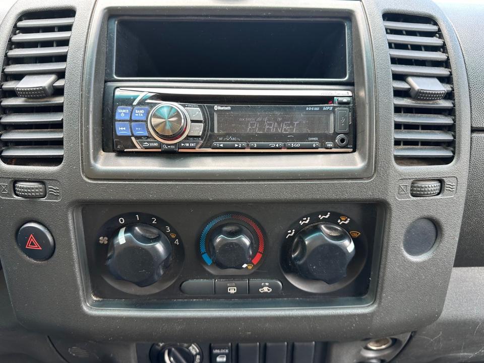 Nissan Navara Pickup 2,5 dCI King Cab XE 4X4*AHK* пробіг: 238000 рік: November 2006 Diesel потужність:171 PS коробка: Manuell ціна: 4550 - Фото 13