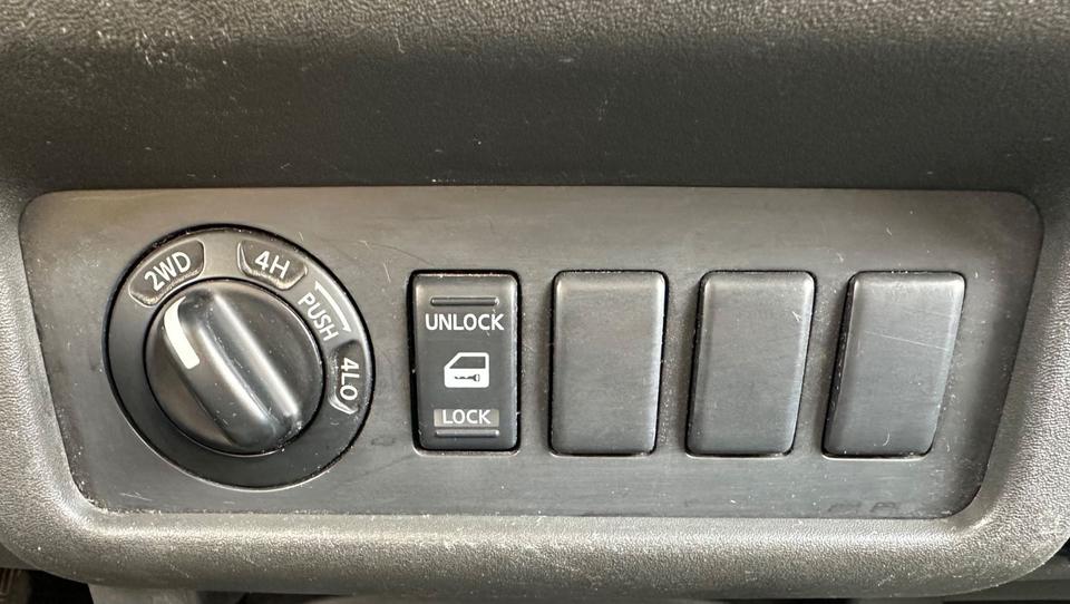 Nissan Navara Pickup 2,5 dCI King Cab XE 4X4*AHK* пробіг: 238000 рік: November 2006 Diesel потужність:171 PS коробка: Manuell ціна: 4550 - Фото 14