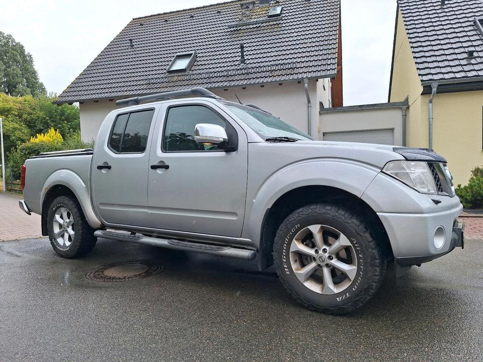 Nissan Navara 2.5 TDI 4x4,Automatik Pick Up,  пробіг: 196000 рік: Juni 2009 Diesel потужність:174 PS ціна: 5990 Euro4 Silber - Фото 0