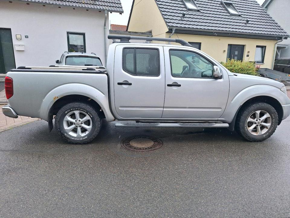 Nissan Navara 2.5 TDI 4x4,Automatik Pick Up,  пробіг: 196000 рік: Juni 2009 Diesel потужність:174 PS ціна: 5990 Euro4 Silber - Фото 1