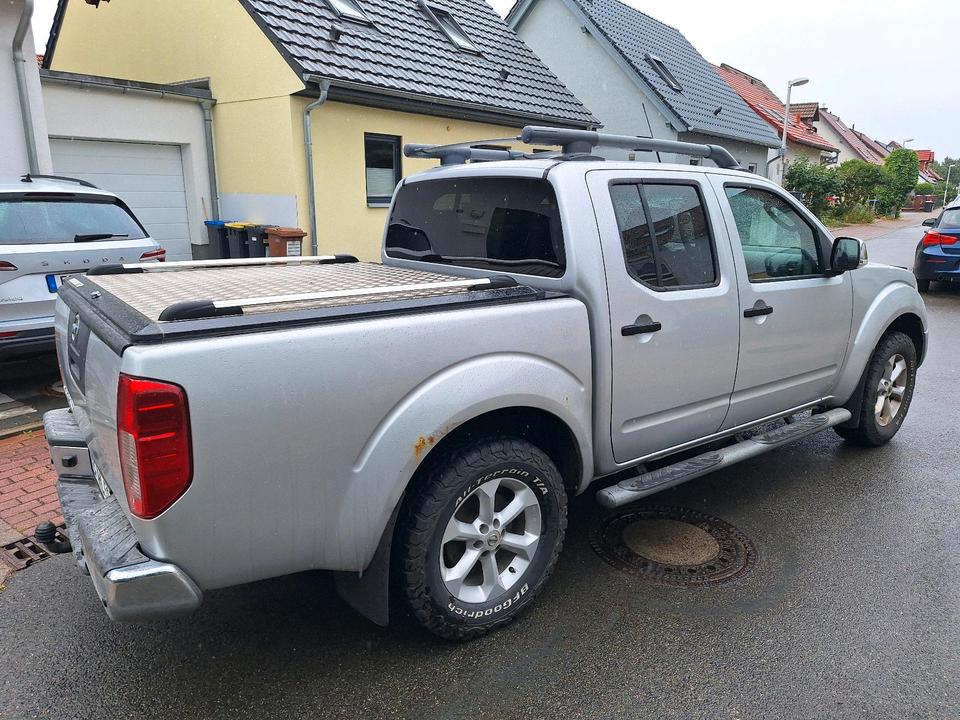 Nissan Navara 2.5 TDI 4x4,Automatik Pick Up,  пробіг: 196000 рік: Juni 2009 Diesel потужність:174 PS ціна: 5990 Euro4 Silber - Фото 2