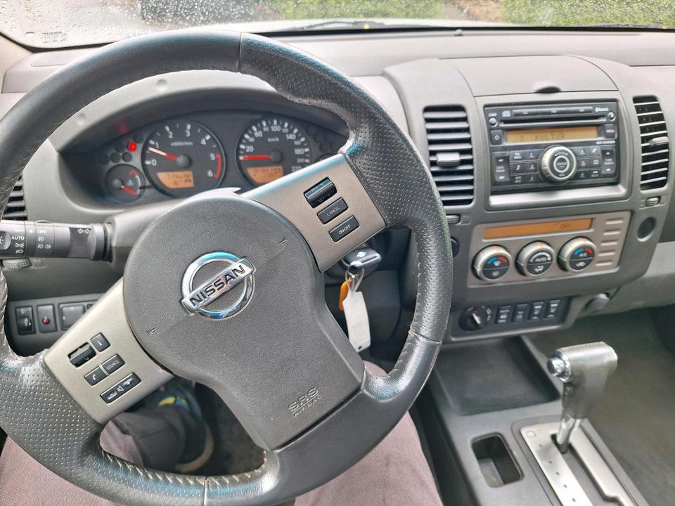 Nissan Navara 2.5 TDI 4x4,Automatik Pick Up,  пробіг: 196000 рік: Juni 2009 Diesel потужність:174 PS ціна: 5990 Euro4 Silber - Фото 4