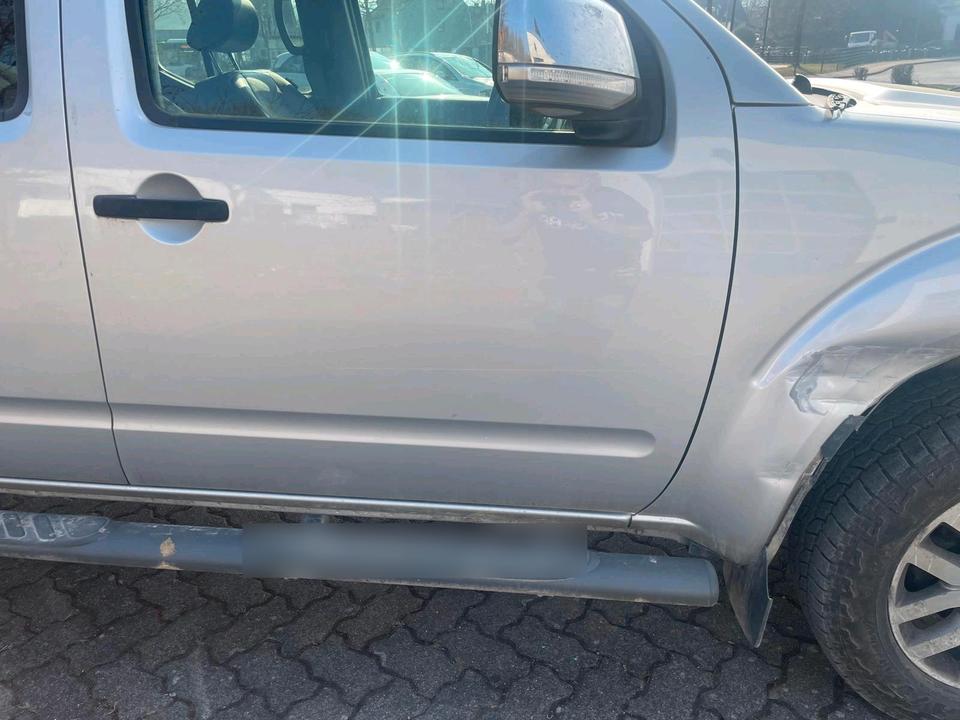 Nissan Navara LE 3.0 V6 dCi Autm. 4X4 Double Cab пробіг: 189000 рік: Mai 2014 Diesel потужність:231 PS коробка: Automatik Silber - Фото 17