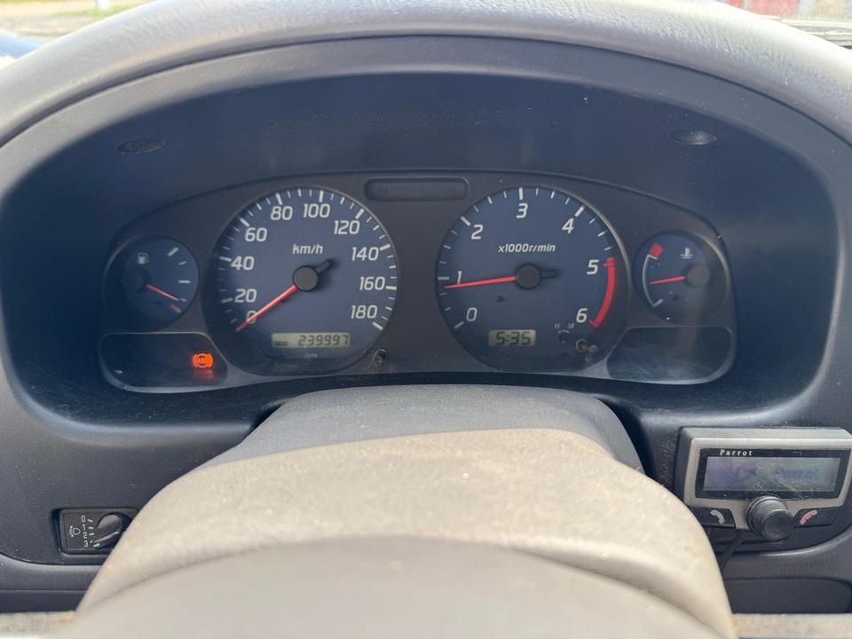 Круте авто Nissan Navara D22 2.5 Pickup 4x4 пробіг: 239000 рік: November 2006 Diesel потужність:134 PS коробка: Manuell ціна: 3700 - Фото 8