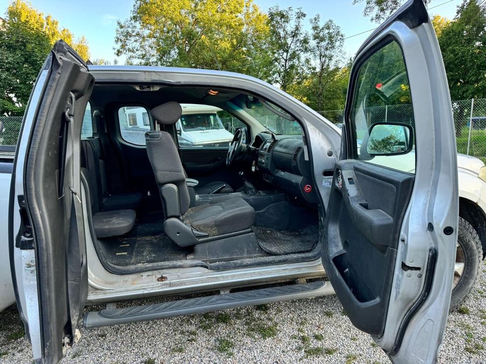 Nissan Navara 2.5 dCi 4x4 пробіг: 184000 рік: September 2007 Diesel потужність:171 PS коробка: Manuell ціна: 3900 - Фото 10