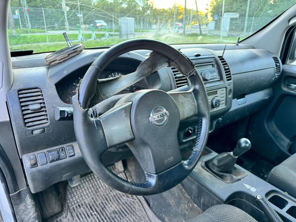 Nissan Navara 2.5 dCi 4x4 пробіг: 184000 рік: September 2007 Diesel потужність:171 PS коробка: Manuell ціна: 3900 - Фото 6