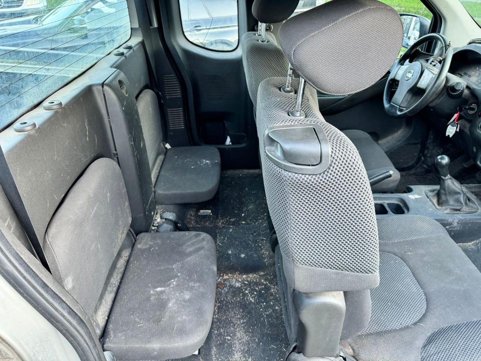 Nissan Navara 2.5 dCi 4x4 пробіг: 184000 рік: September 2007 Diesel потужність:171 PS коробка: Manuell ціна: 3900 - Фото 9