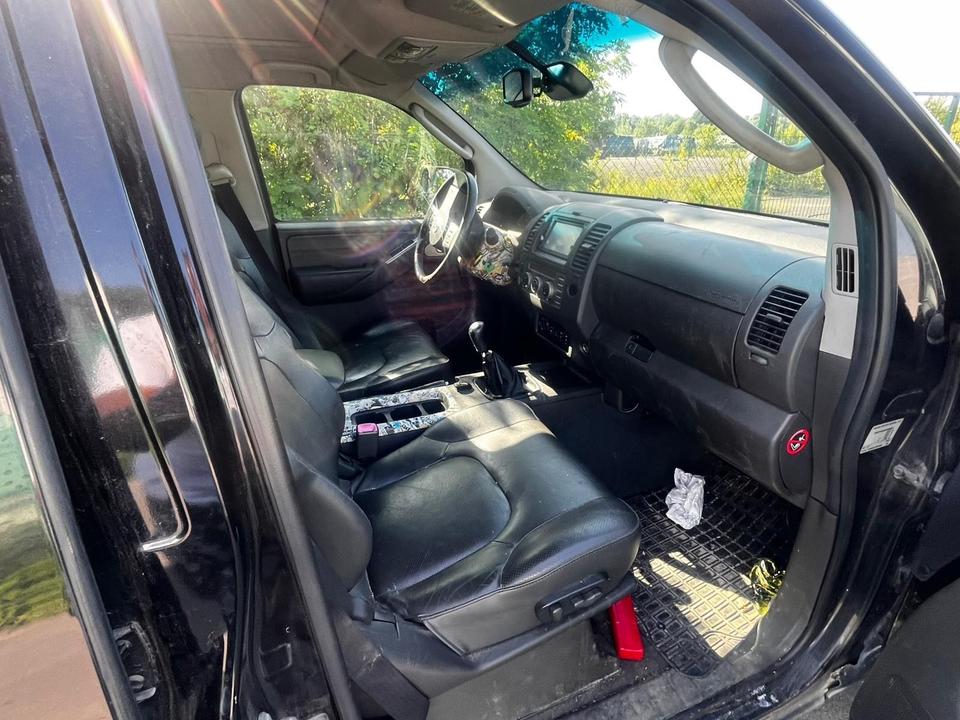 Nissan Navara 4X4 пробіг: 262000 рік: Mai 2007 Diesel потужність:171 PS коробка: Manuell ціна: 5599 - Фото 10