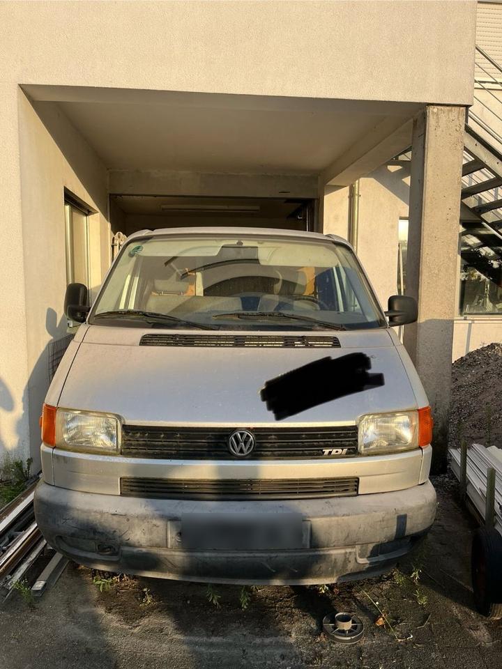 Volkswagen T4 Multivan пробіг: 330000 рік: Oktober 1997 Diesel потужність:102 PS коробка: Manuell ціна: 800 - Фото 0