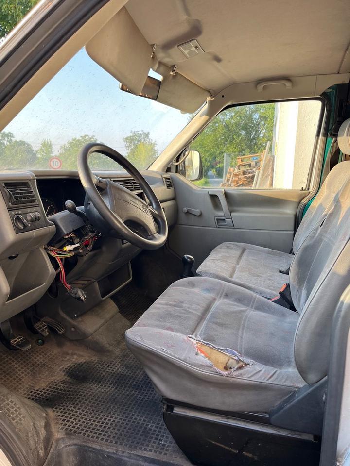 Volkswagen T4 Multivan пробіг: 330000 рік: Oktober 1997 Diesel потужність:102 PS коробка: Manuell ціна: 800 - Фото 1