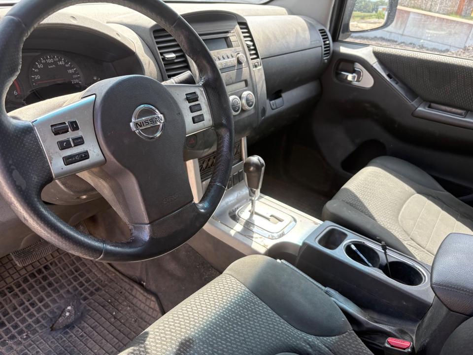 Nissan Navara Pickup Double Cab LE V6 4x4 LB пробіг: 400000 рік: August 2016 Diesel потужність:190 PS ціна: 3900 Silber Silber - Фото 4