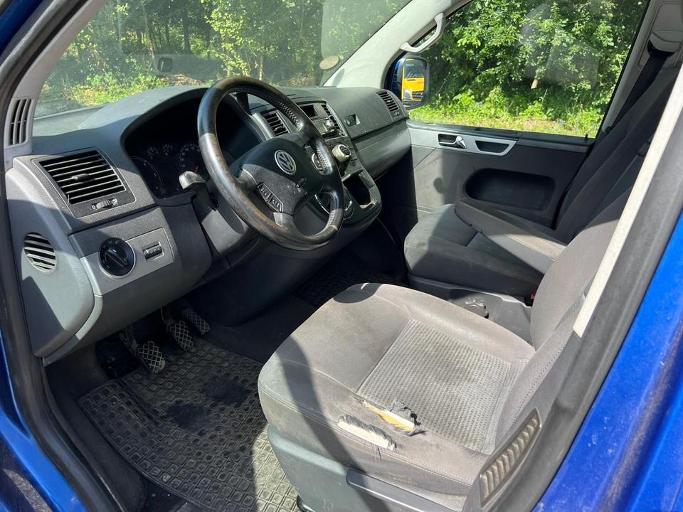 Volkswagen T5 Multivan 2.5 TDI Comfortline пробіг: 400000 рік: September 2005 Diesel потужність:131 PS коробка: Manuell ціна: 2990 - Фото 6