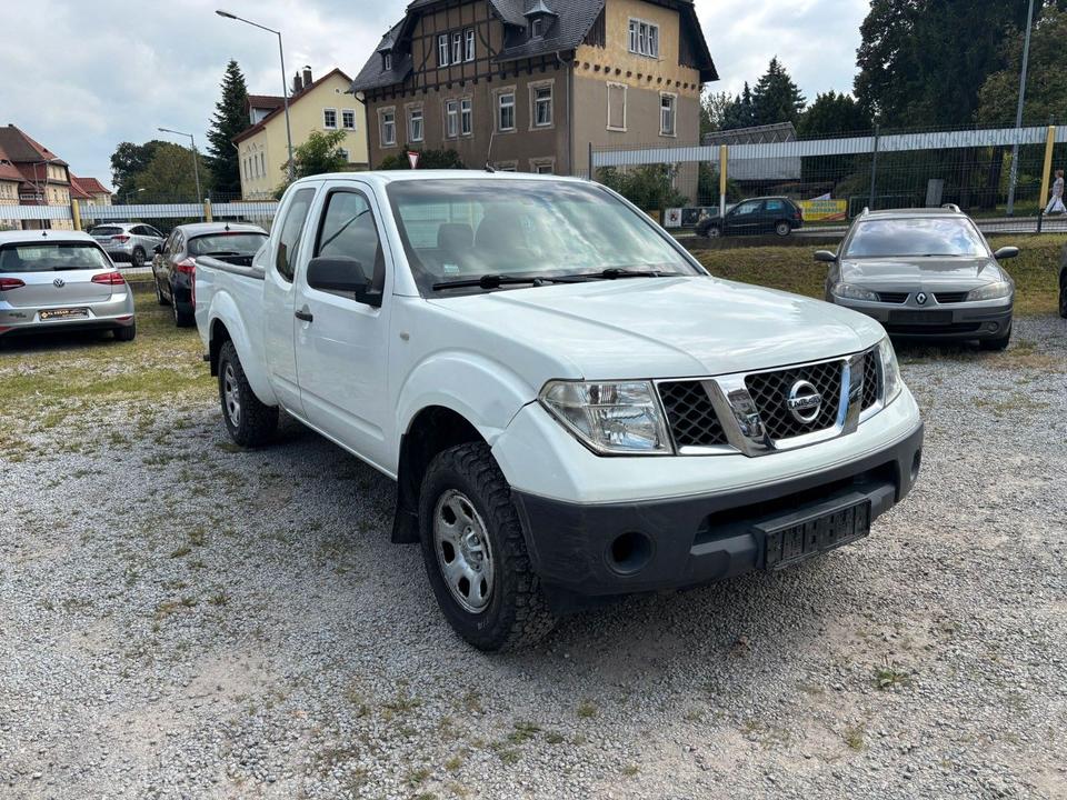 Nissan Navara Pickup King Cab XE 4X4 пробіг: 372981 рік: März 2007 Diesel потужність:171 PS коробка: Manuell ціна: 3900 Weiß - Фото 1