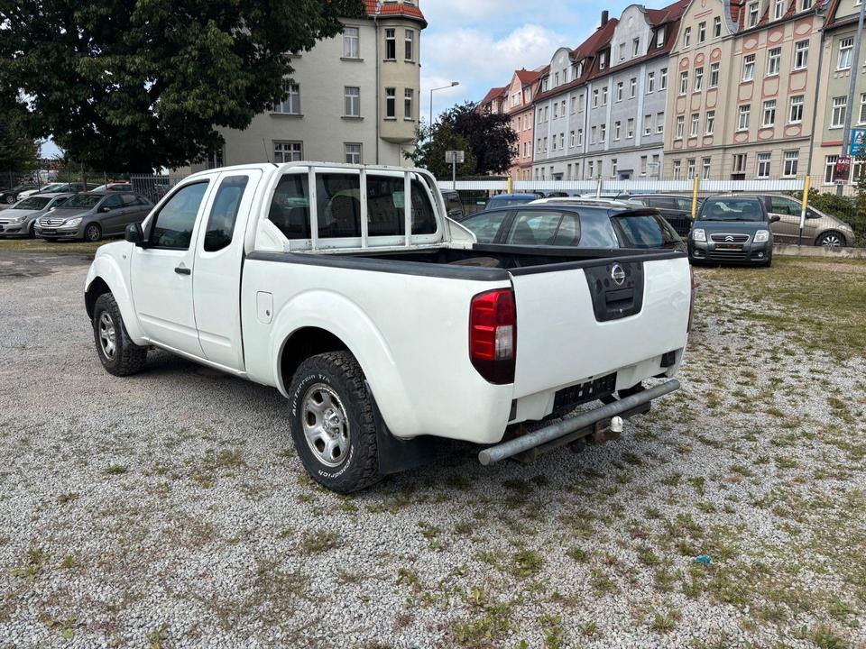 Nissan Navara Pickup King Cab XE 4X4 пробіг: 372981 рік: März 2007 Diesel потужність:171 PS коробка: Manuell ціна: 3900 Weiß - Фото 3