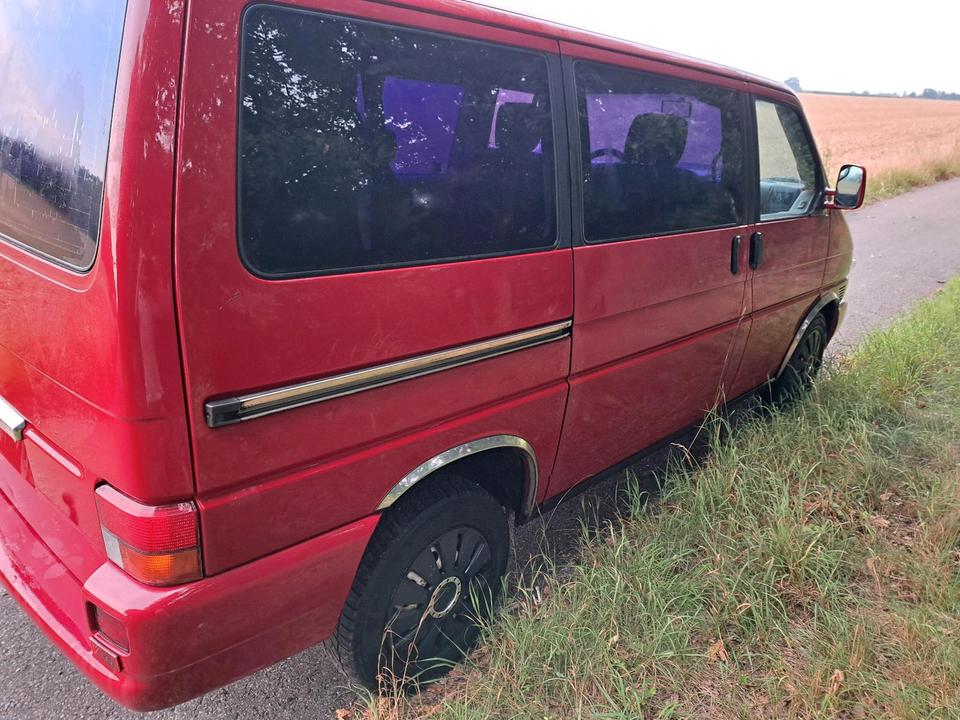 Vw T4 Multivan rot 2.5 TDI Abs Klima 7 Sitzer пробіг: 338000 рік: Januar 1997 Diesel потужність:102 PS ціна: 2500 - Фото 3