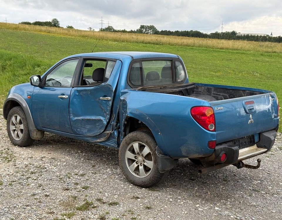 Mitsubishi L200 Pick-Up Double Cab 2.5 D-ID 4WD пробіг: 218000 рік: Dezember 2007 Diesel потужність:136 PS коробка: Manuell ціна: 4600 - Фото 1