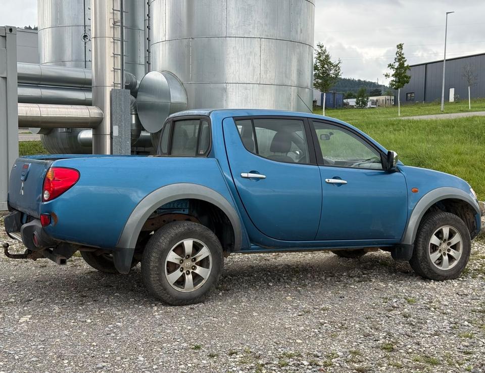Mitsubishi L200 Pick-Up Double Cab 2.5 D-ID 4WD пробіг: 218000 рік: Dezember 2007 Diesel потужність:136 PS коробка: Manuell ціна: 4600 - Фото 3