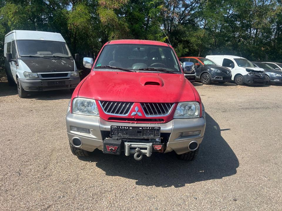  Дпомога з купівлі та пригону надійного авто Mitsubishi L200 TD Intense Club Cab 2500  пробіг: 270000 рік: März 2005 Diesel потужність:116 PS коробка: Manuell ціна: 3000 - Фото 1