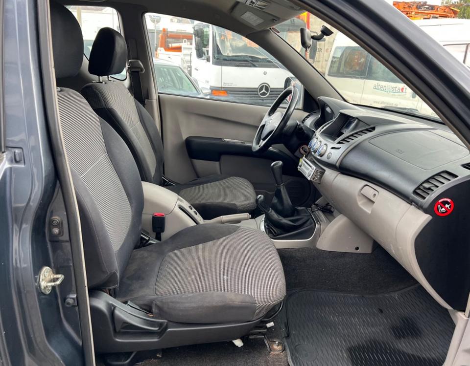 Mitsubishi L200 2,5 DI-D Intense Cab 4WD Hardtop пробіг: 252252 рік: September 2007 Diesel потужність:136 PS коробка: Manuell ціна: 4950 Grau - Фото 11