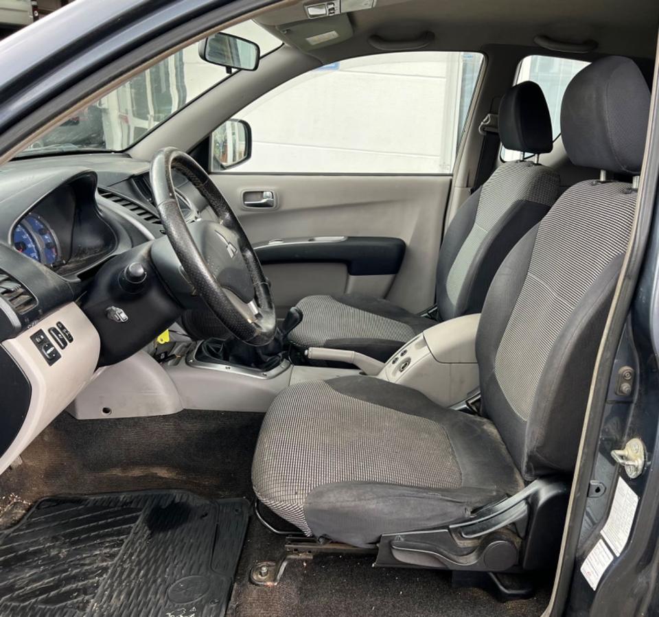 Mitsubishi L200 2,5 DI-D Intense Cab 4WD Hardtop пробіг: 252252 рік: September 2007 Diesel потужність:136 PS коробка: Manuell ціна: 4950 Grau - Фото 12