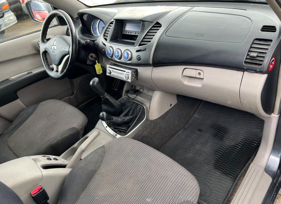 Mitsubishi L200 2,5 DI-D Intense Cab 4WD Hardtop пробіг: 252252 рік: September 2007 Diesel потужність:136 PS коробка: Manuell ціна: 4950 Grau - Фото 7