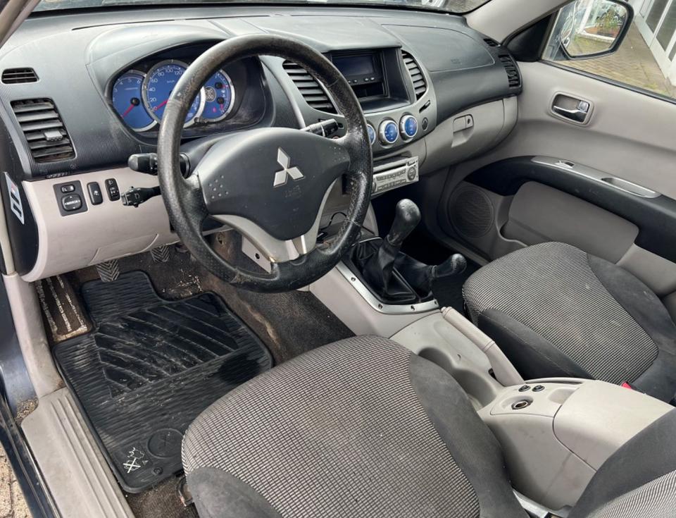 Mitsubishi L200 2,5 DI-D Intense Cab 4WD Hardtop пробіг: 252252 рік: September 2007 Diesel потужність:136 PS коробка: Manuell ціна: 4950 Grau - Фото 8