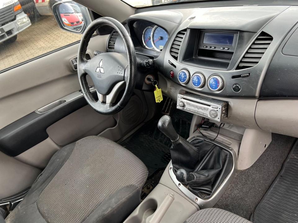 Mitsubishi L200 2,5 DI-D Intense Cab 4WD Hardtop пробіг: 252252 рік: September 2007 Diesel потужність:136 PS коробка: Manuell ціна: 4950 Grau - Фото 9