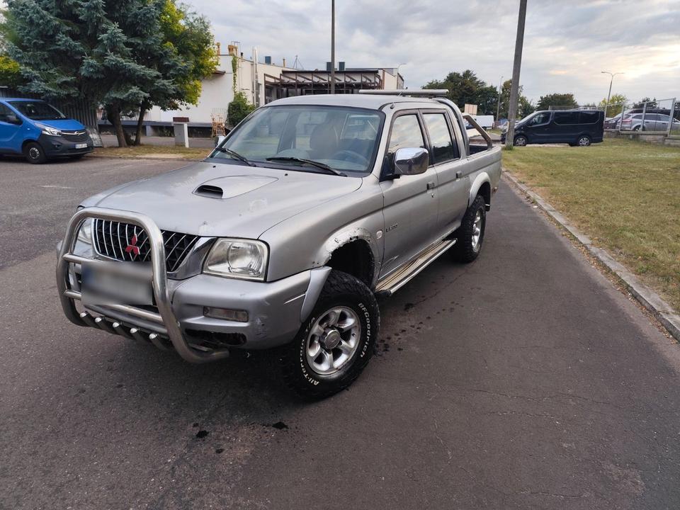 Mitsubishi L200 Double Cab 2.5 4x4 пробіг: 382000 рік: August 1999 Diesel потужність:99 PS коробка: Manuell ціна: 3999 - Фото 2