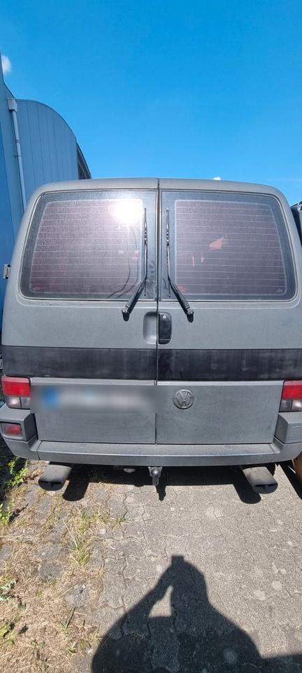 Volkswagen T4 Multivan пробіг: 310000 рік: Oktober 1990 Diesel потужність:102 PS коробка: Manuell ціна: 2500 - Фото 1