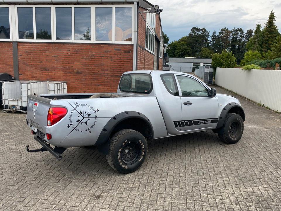 Mitsubishi L200 PICK UP 4X4 пробіг: 218000 рік: März 2010 Diesel ціна: 4999 Silber - Фото 0