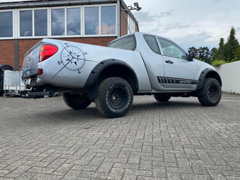 Mitsubishi L200 PICK UP 4X4 пробіг: 218000 рік: März 2010 Diesel ціна: 4999 Silber - Фото 1