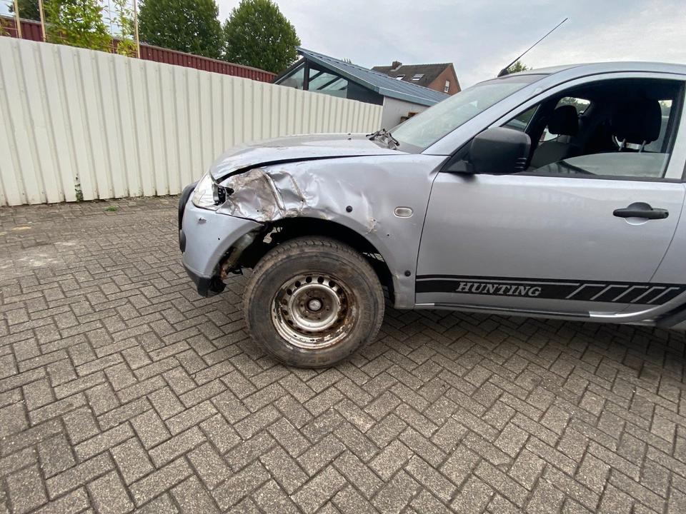 Mitsubishi L200 PICK UP 4X4 пробіг: 218000 рік: März 2010 Diesel ціна: 4999 Silber - Фото 8