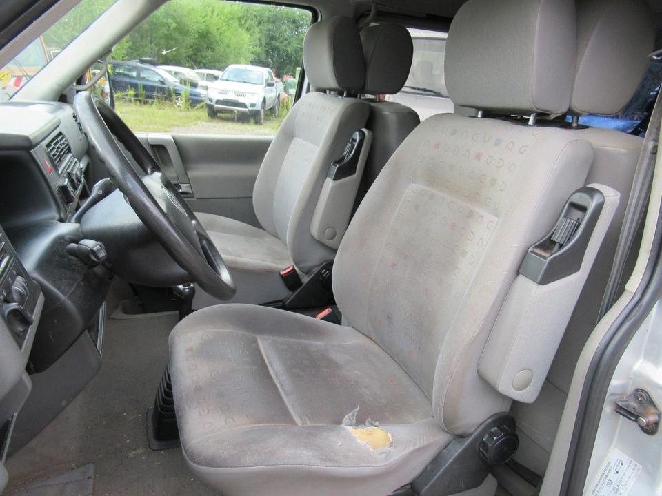Volkswagen T4 Multivan 2.5 TDI пробіг: 345000 рік: September 2002 Diesel потужність:102 PS коробка: Manuell Silber - Фото 10