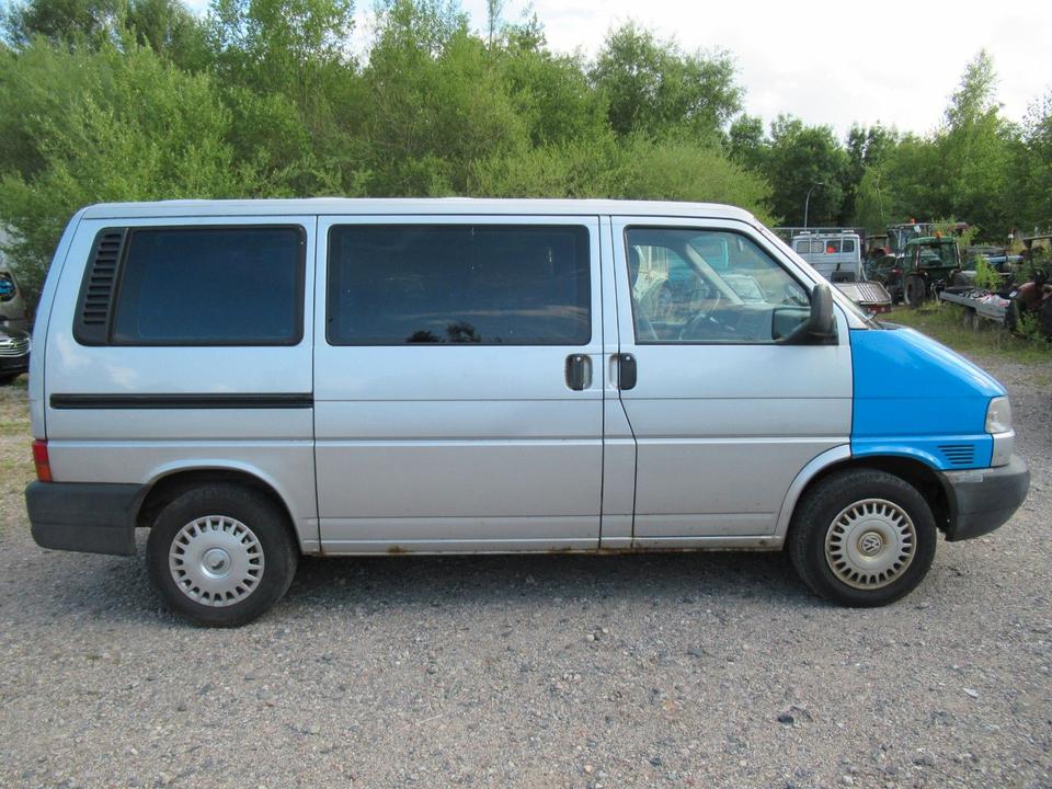 Volkswagen T4 Multivan 2.5 TDI пробіг: 345000 рік: September 2002 Diesel потужність:102 PS коробка: Manuell Silber - Фото 3