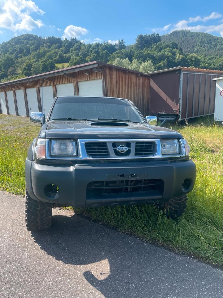 Nissan D22 Navara KingCab Pickup пробіг: 180000 рік: August 2000 Diesel коробка: Manuell потужність:103 PS ціна: 3491 ціна: 3491 Schwarz - Фото 0