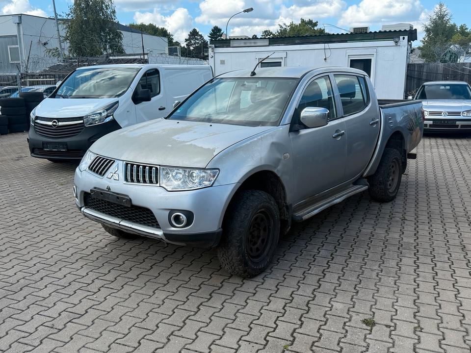 Mitsubishi l200 2.5 4x4 klima пробіг: 270000 рік: September 2010 Diesel потужність:136 PS коробка: Manuell ціна: 3300 - Фото 1